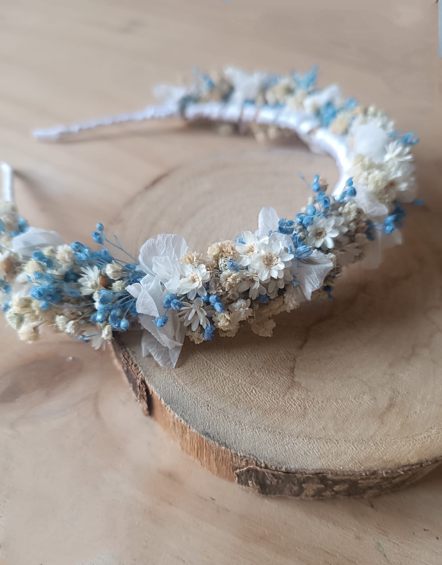 Diadema Comunión tono celeste con minimargaritas - Imagen 4