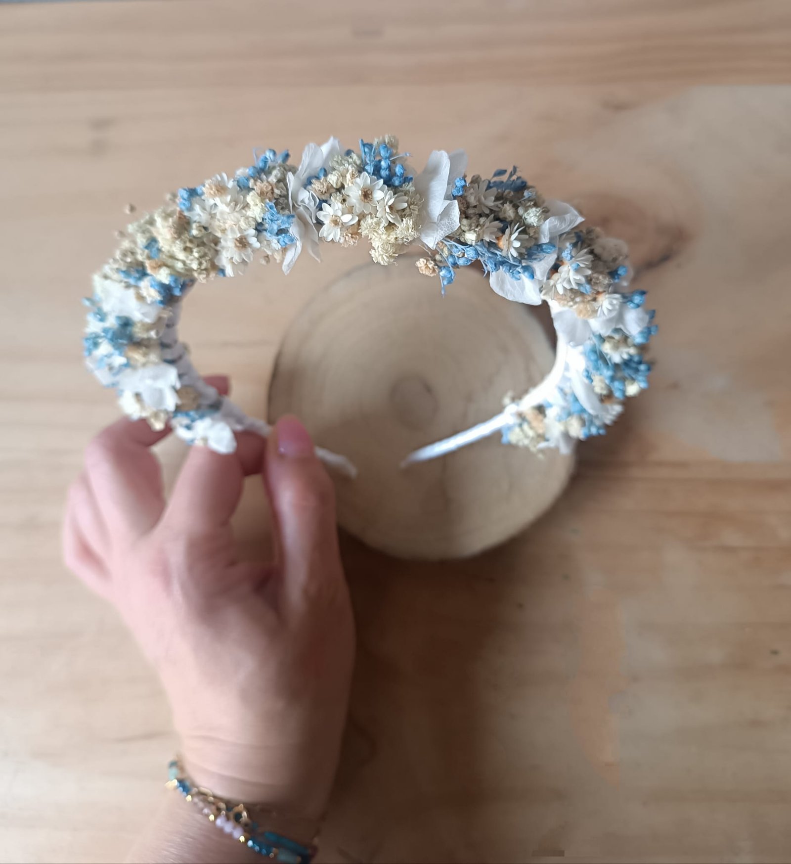Diadema Comunión tono celeste con minimargaritas - Imagen 3