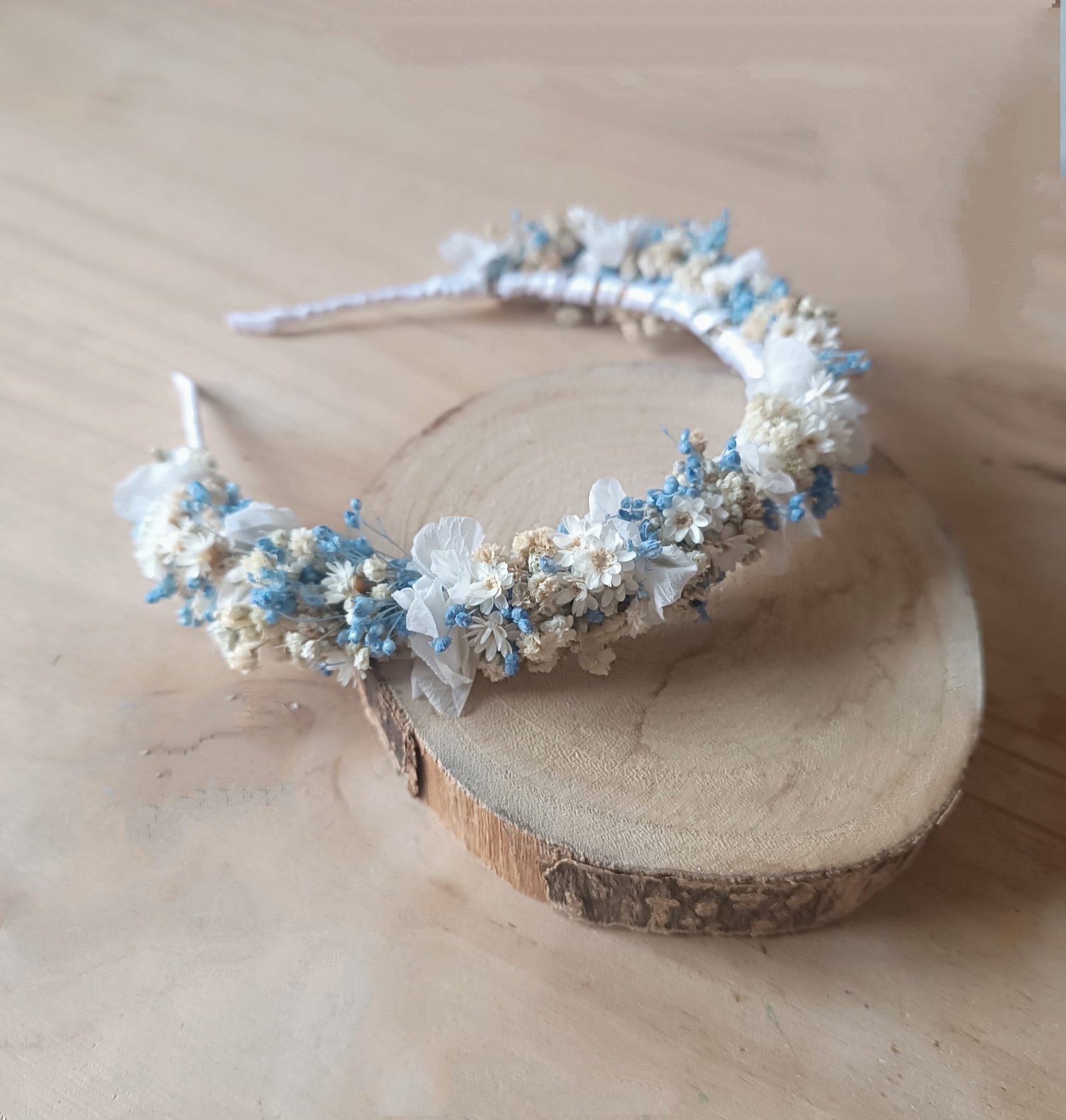 Diadema Comunión tono celeste con minimargaritas